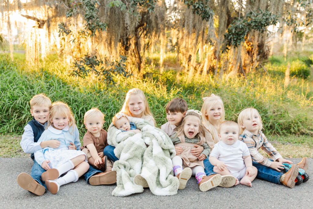 10 young cousins all sit together and snuggle for group photo